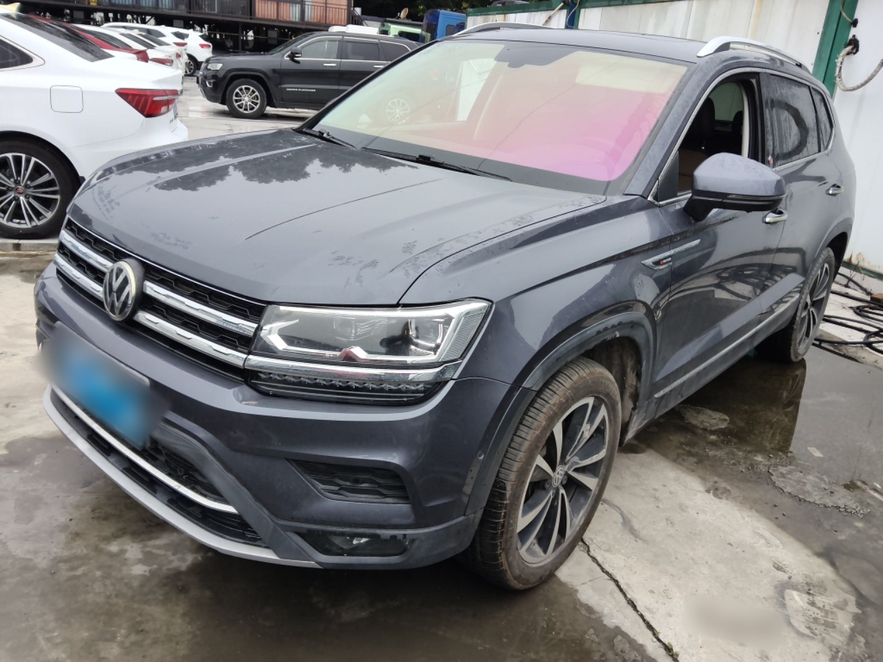 تحت مقدمة السيارة