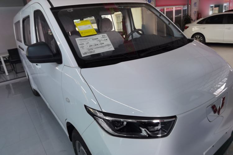 Used Wuling Yangguang 2024 300KM Comfort Version Passenger Van 75kW