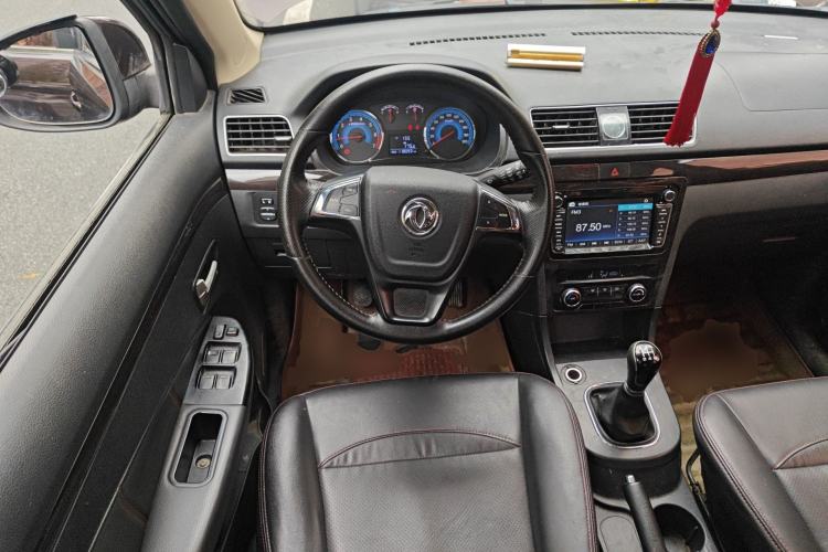Used Dongfeng Fengon 370 2016 1.5L Manual Luxury Version SFG15-05 7 Seats Steering Wheel