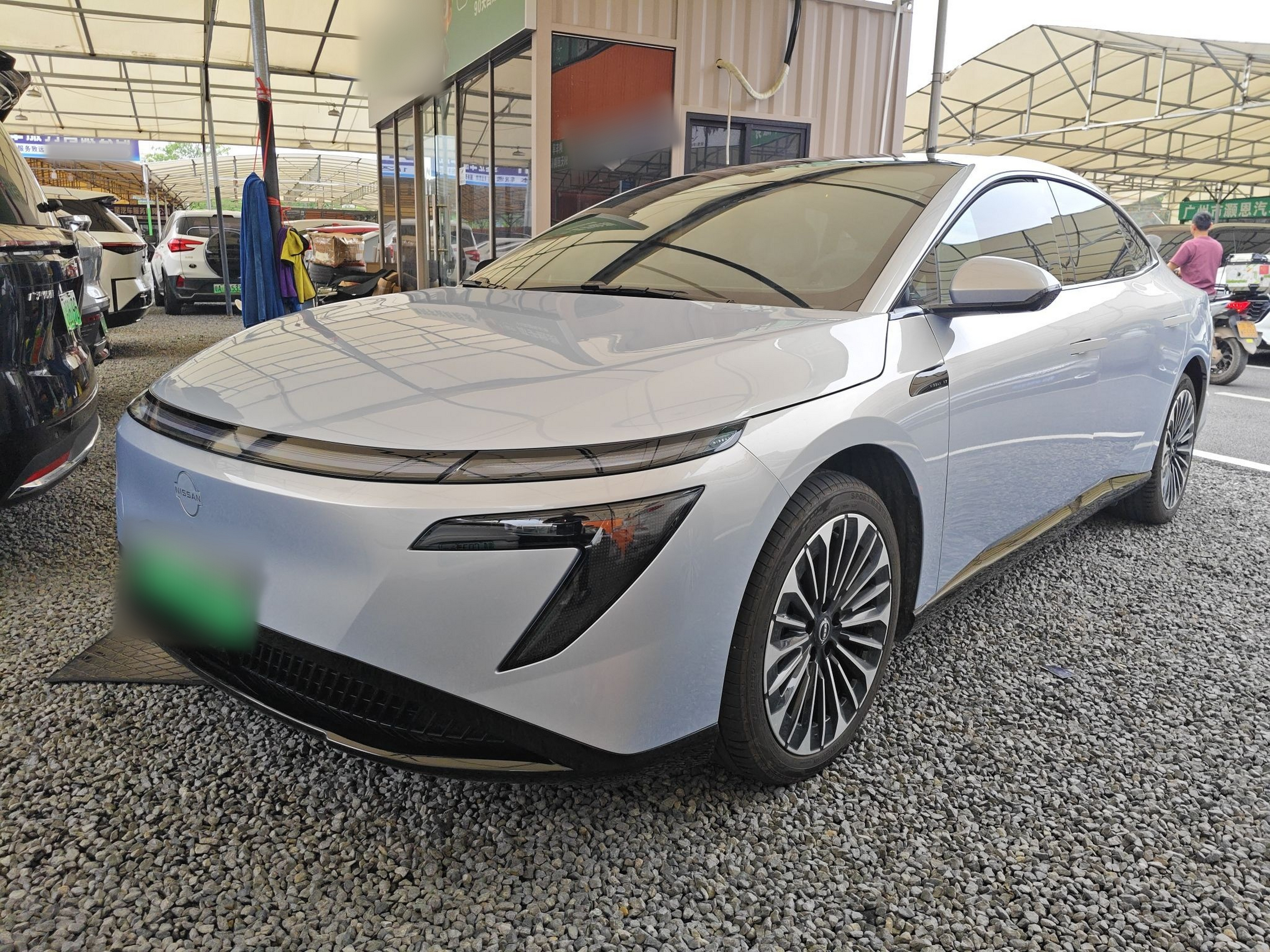 تحت مقدمة السيارة