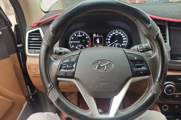 Used Hyundai Tucson 2015 1.6T Dual-Clutch Two-Wheel-Drive Smart Model Steering Wheel