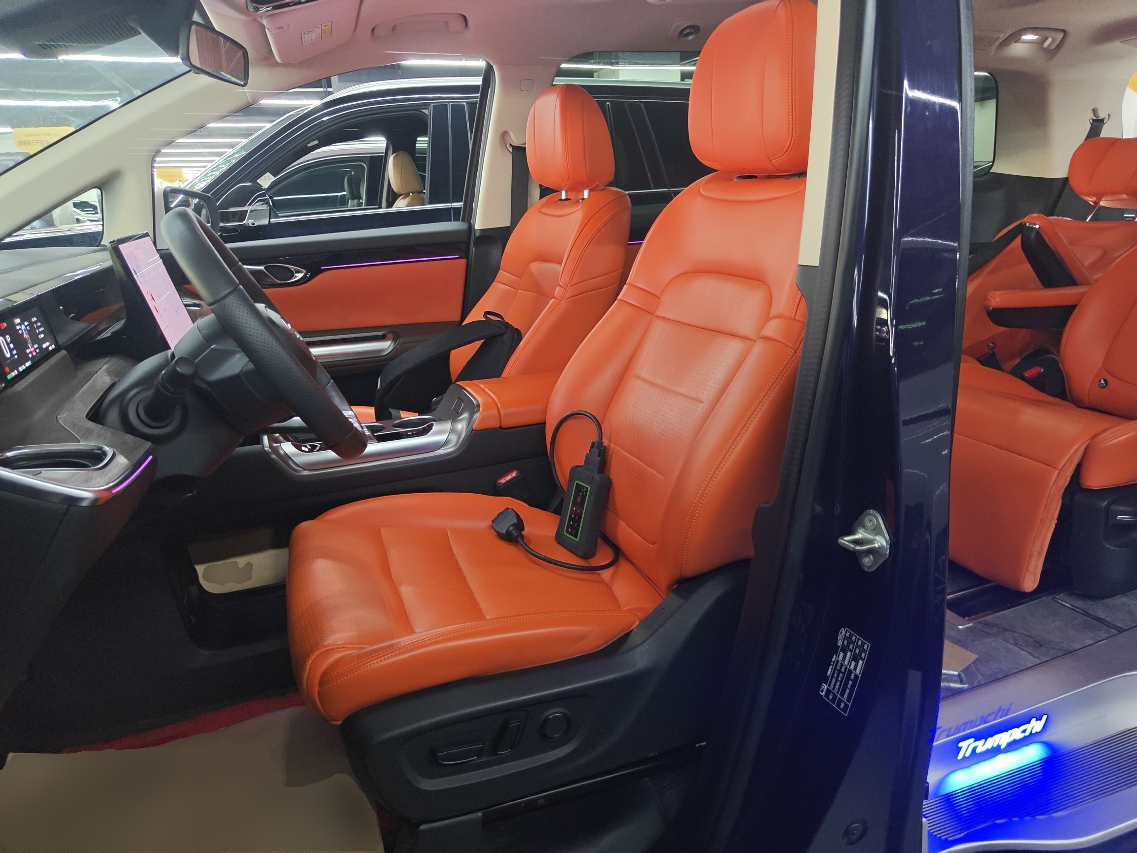 المقاعد الأمامية داخل السيارة