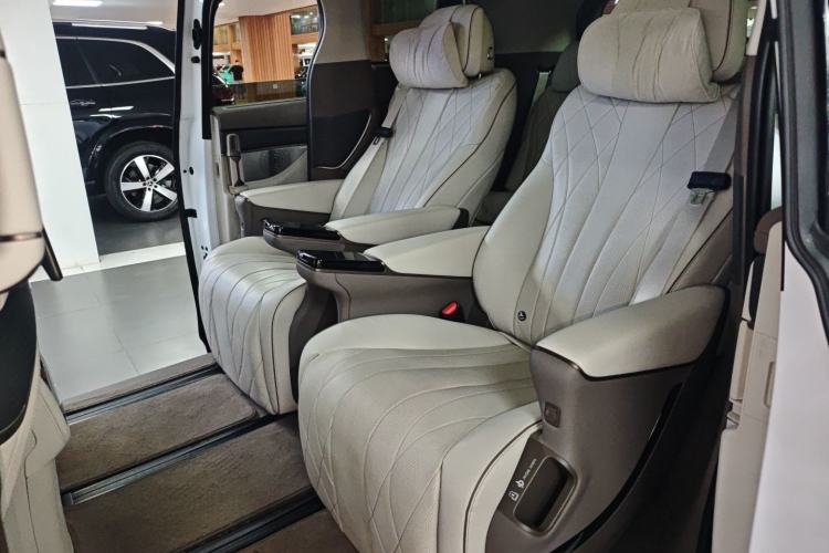 Used Denza D9 2022 DM-i 970 Four-Wheel Drive Prestige Model Left Rear Seat