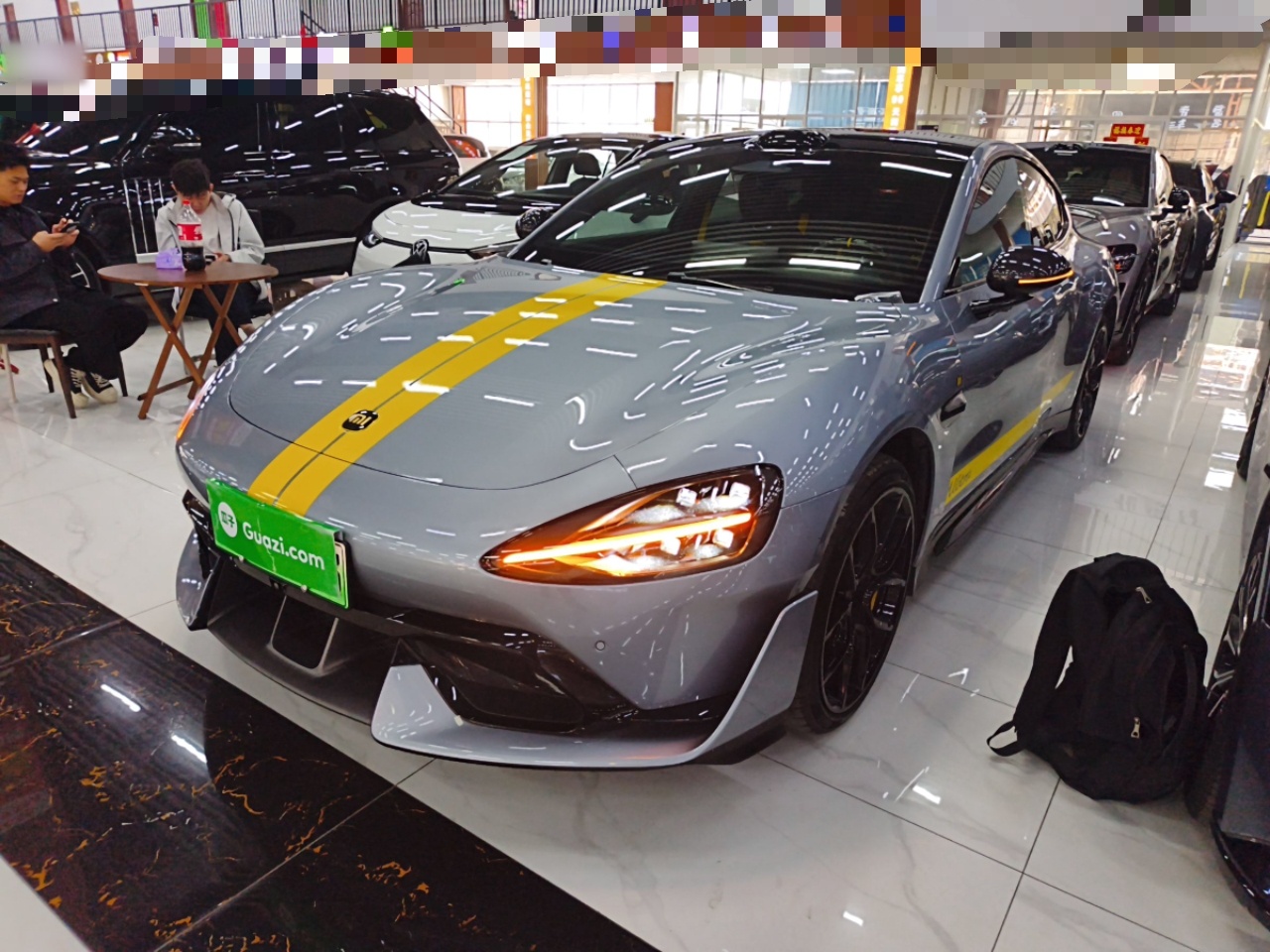 تحت مقدمة السيارة