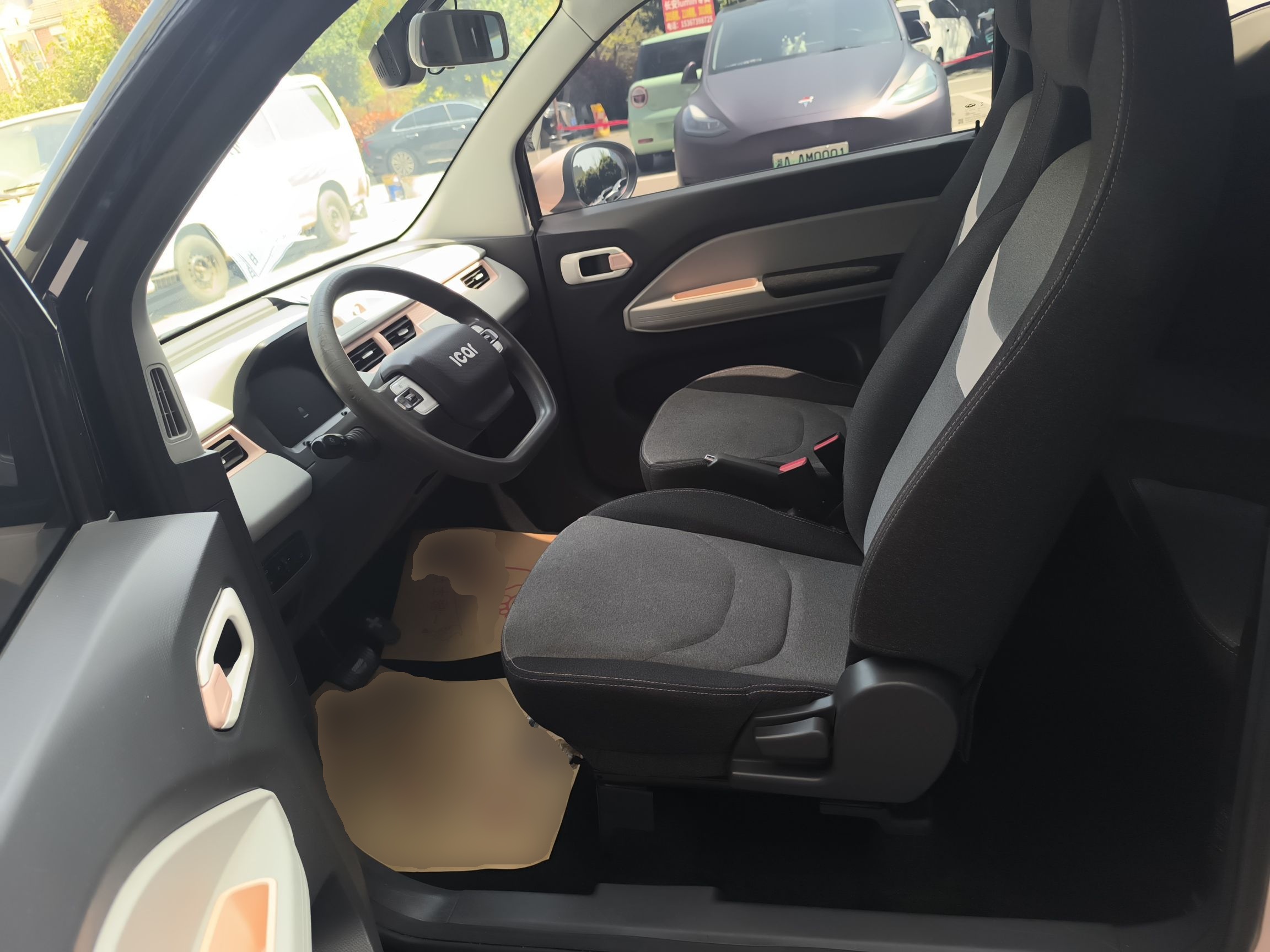 المقاعد الأمامية داخل السيارة