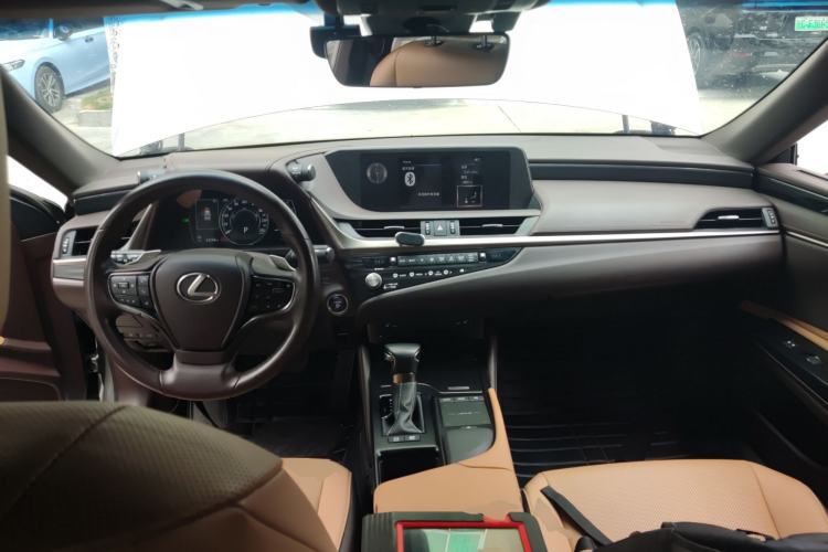 Used Lexus ES 2020 300h Premier Edition Center Console
