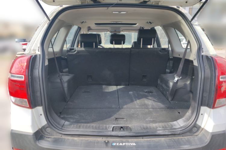 Used Chevrolet Captiva 2015 2.4L 4x4 Flagship Edition 7-Seater Trunk