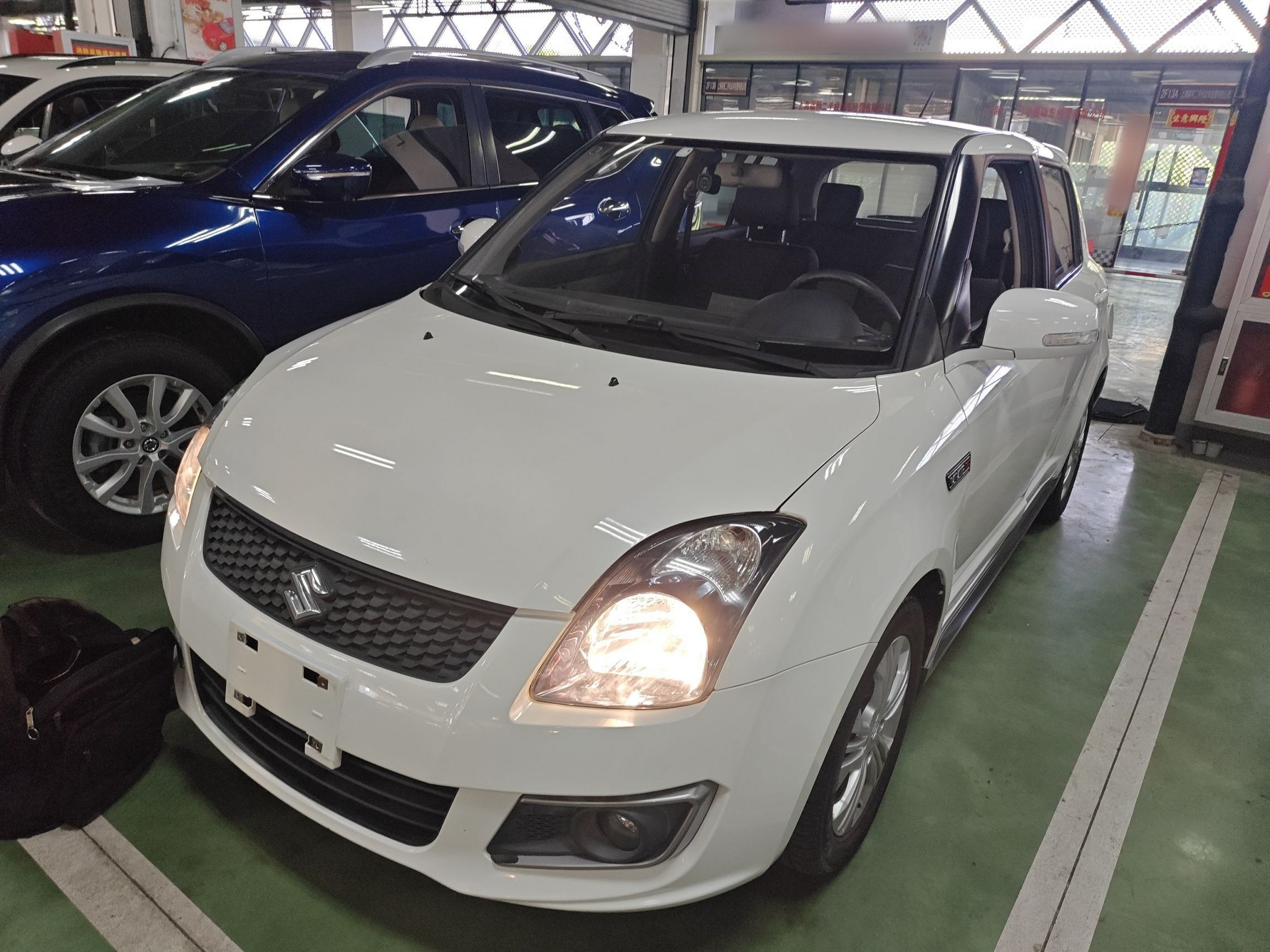 Под передней частью автомобиля