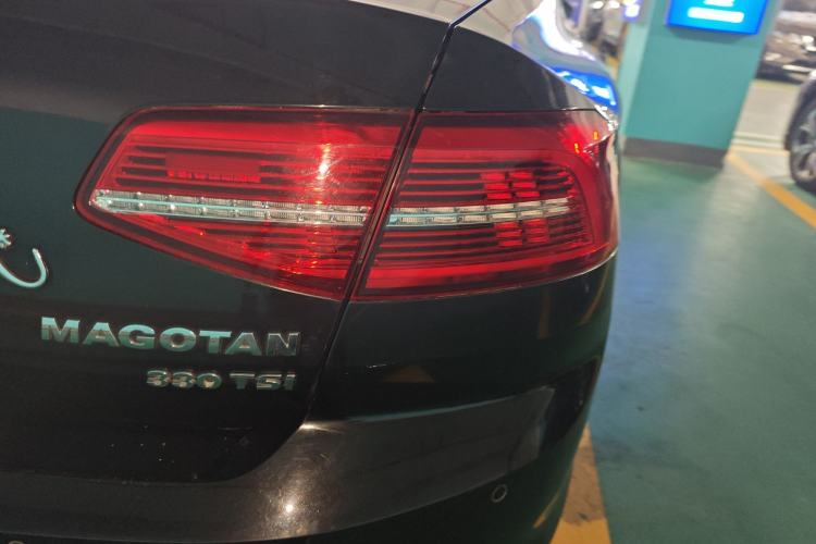 Used Volkswagen Magotan 2019 330TSI DSG Luxury Version China VI Standard Right Rear Taillight