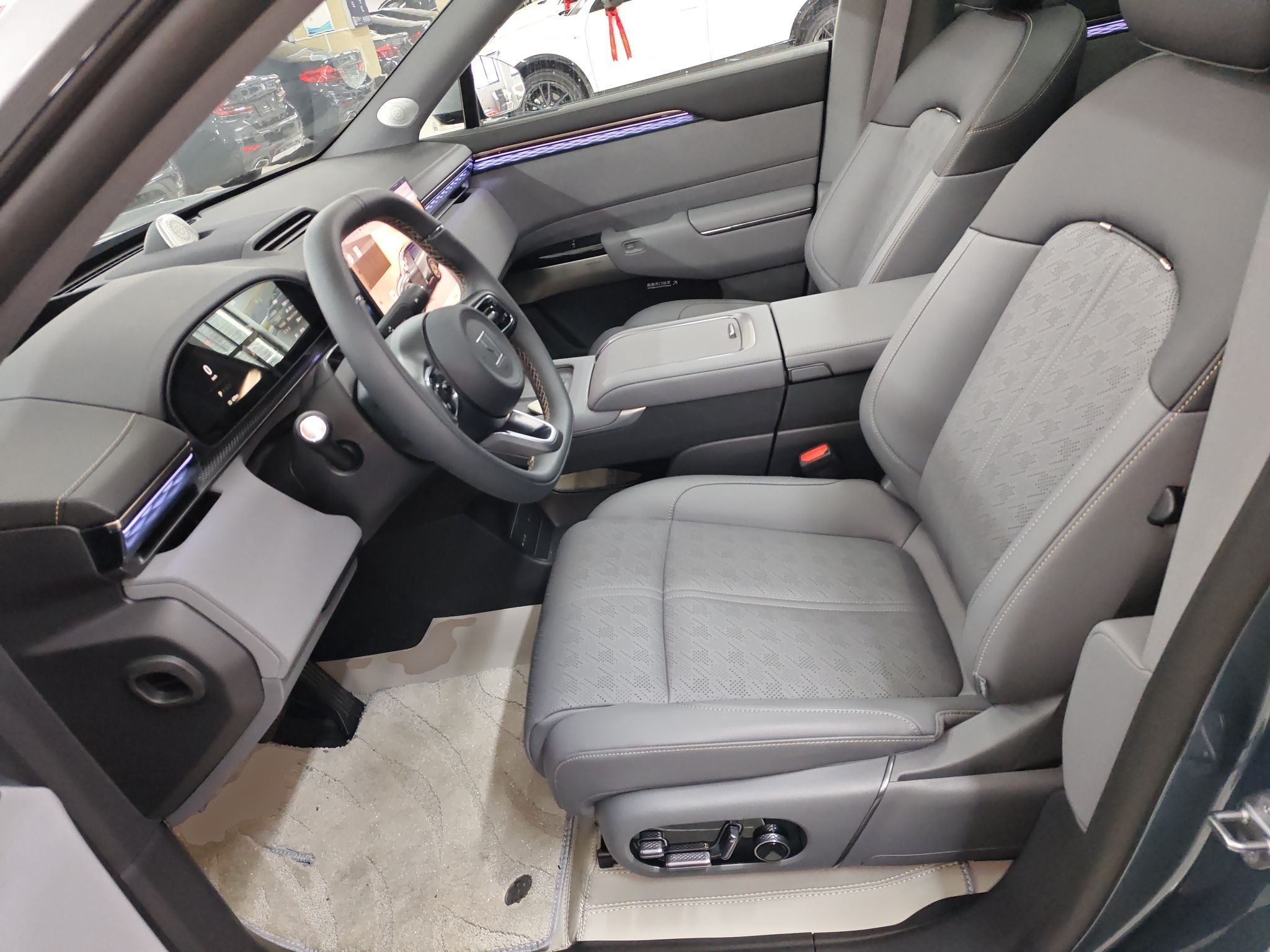 المقاعد الأمامية داخل السيارة