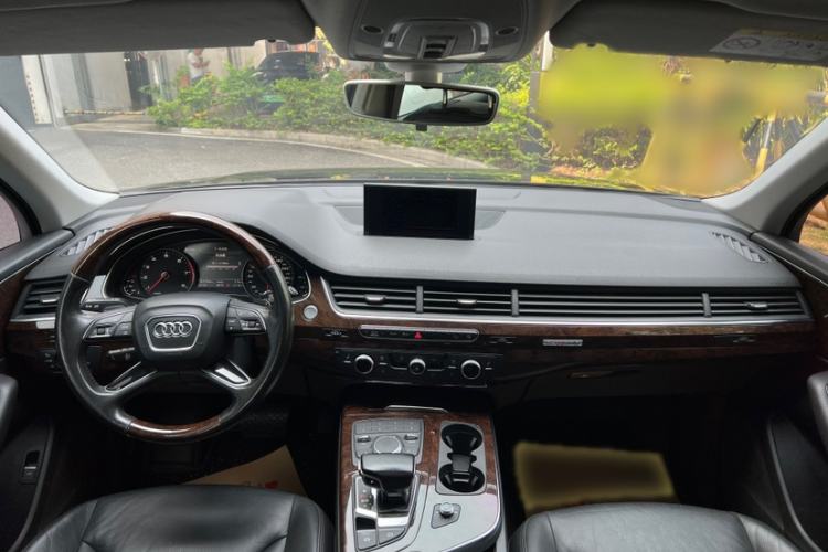 Used Audi Q7  Interior 2