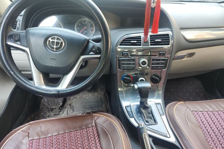 Used Brilliance H530 2011 1.6L Automatic Comfort Edition Center Console