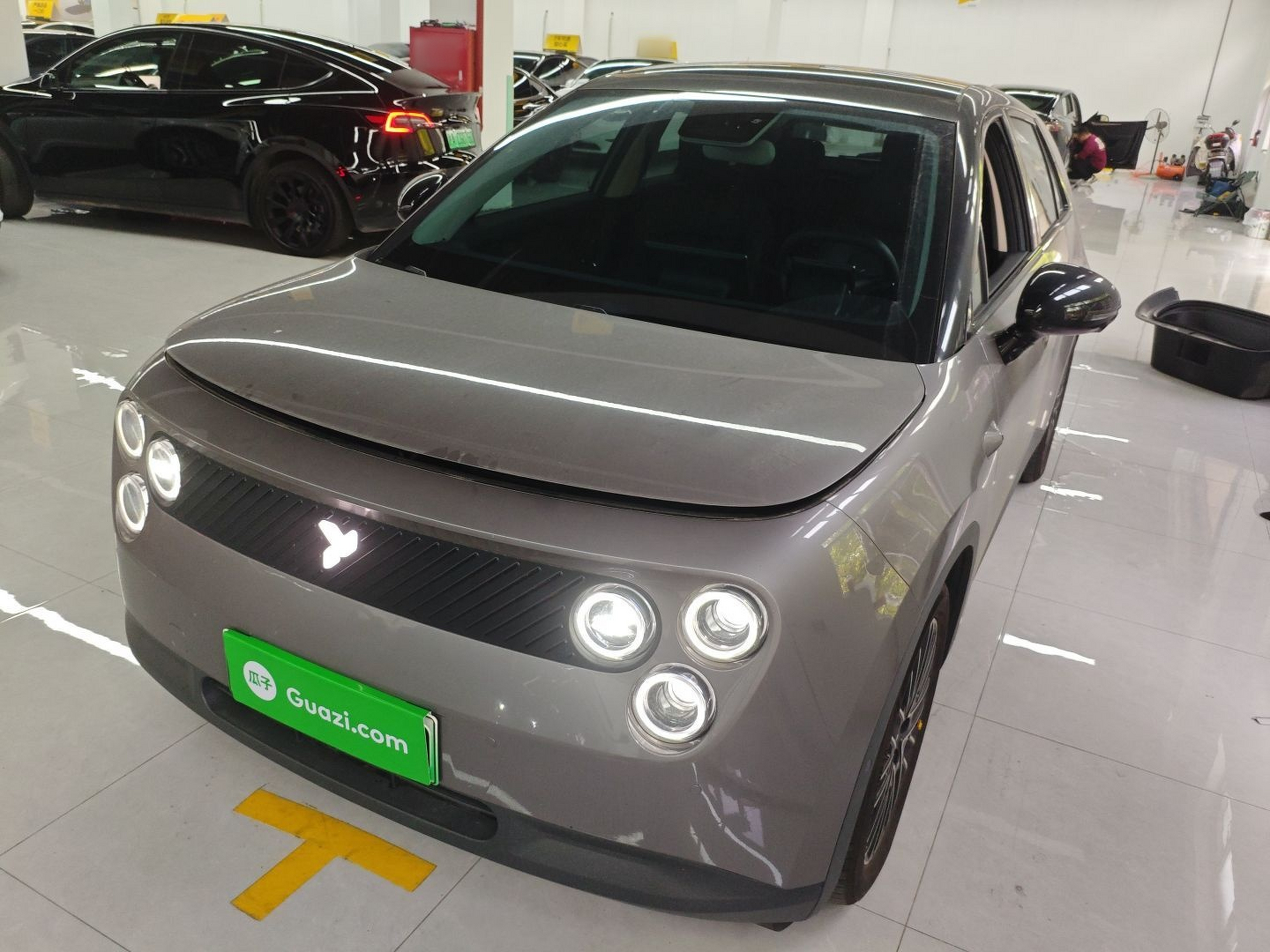 تحت مقدمة السيارة