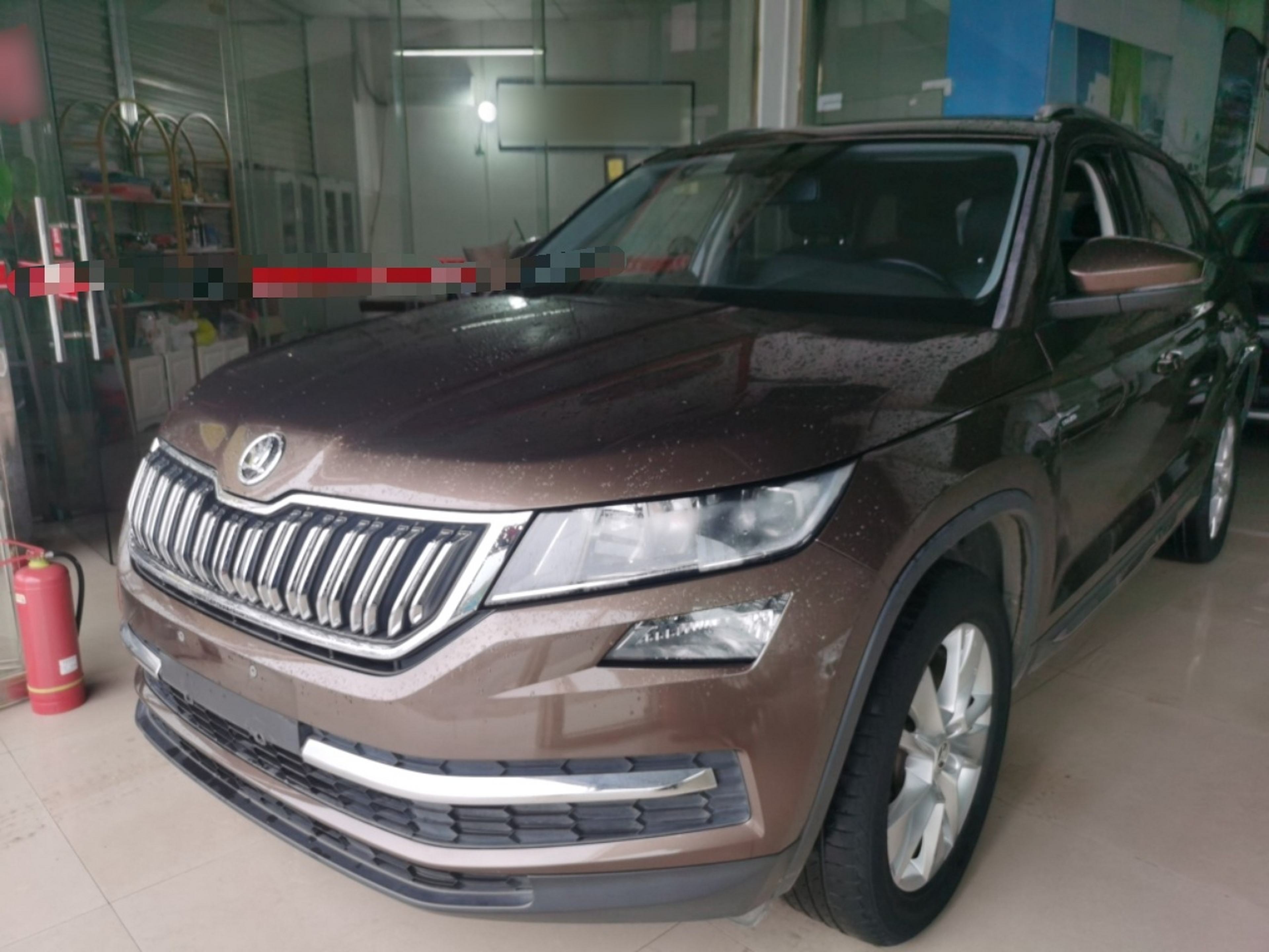 تحت مقدمة السيارة