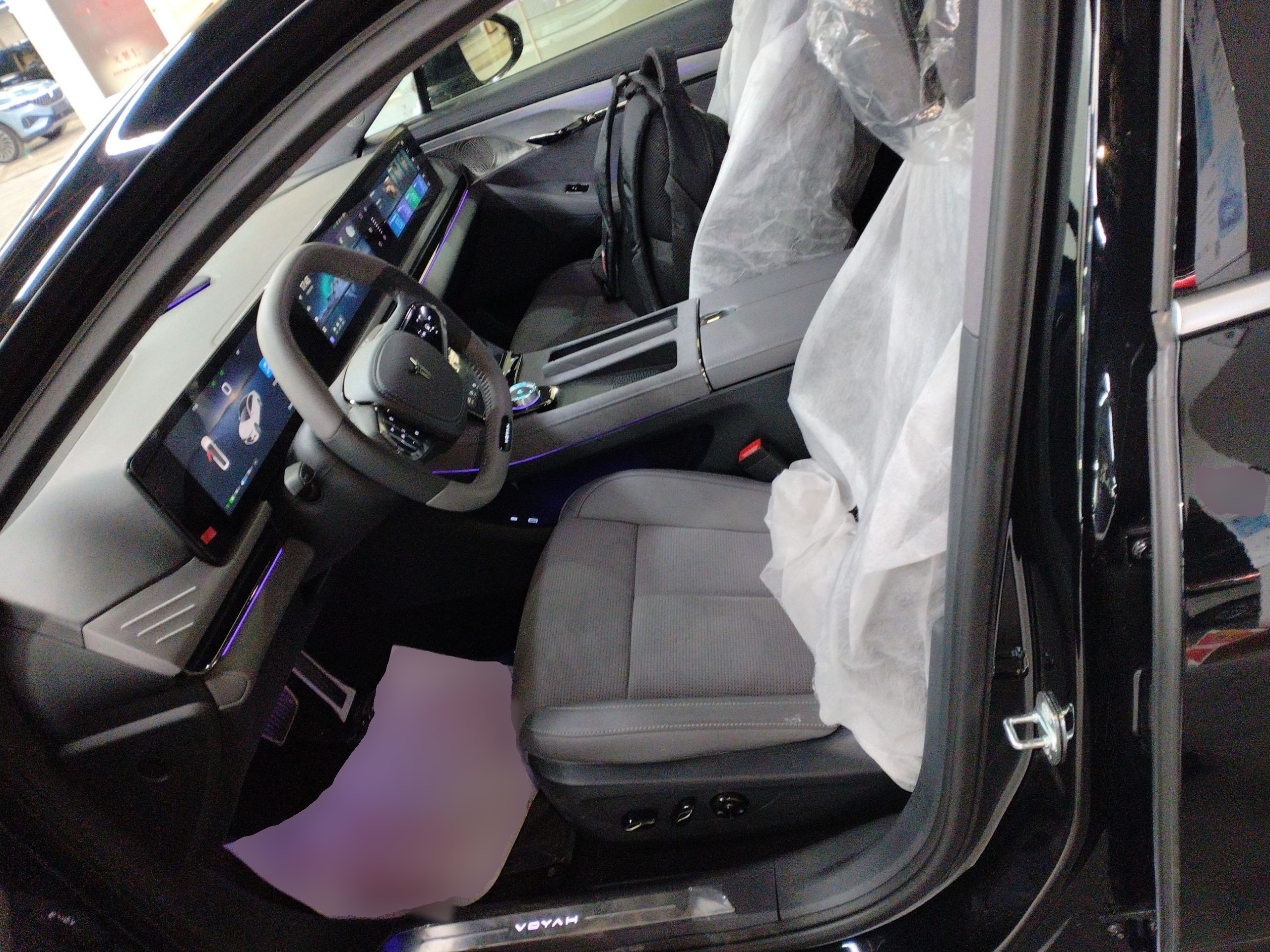 المقاعد الأمامية داخل السيارة