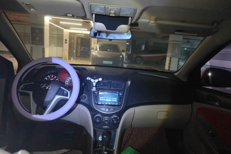 Used Hyundai Verna (older generation) 2014 1.4L Automatic Leading-Edge GLX Center Console