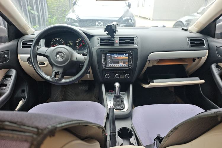 Used Volkswagen Sagitar 2012 1.6L Automatic Comfort Edition Center Console