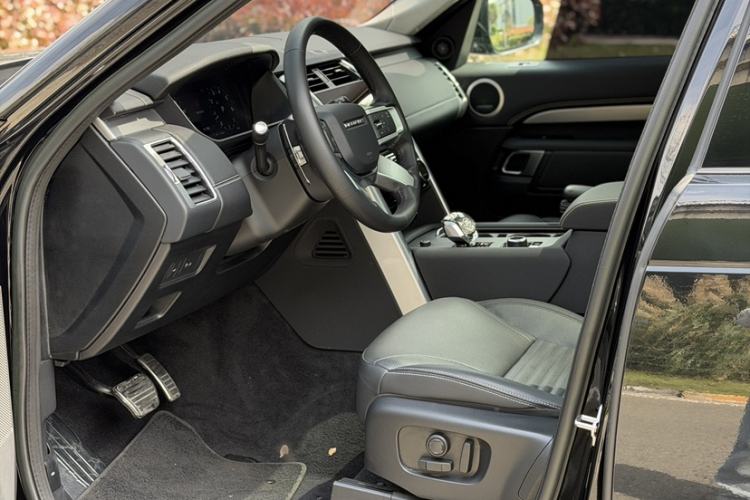 Used Land Rover Discovery 2023 Revised Version 360 PS R-Dynamic S Exterior 4