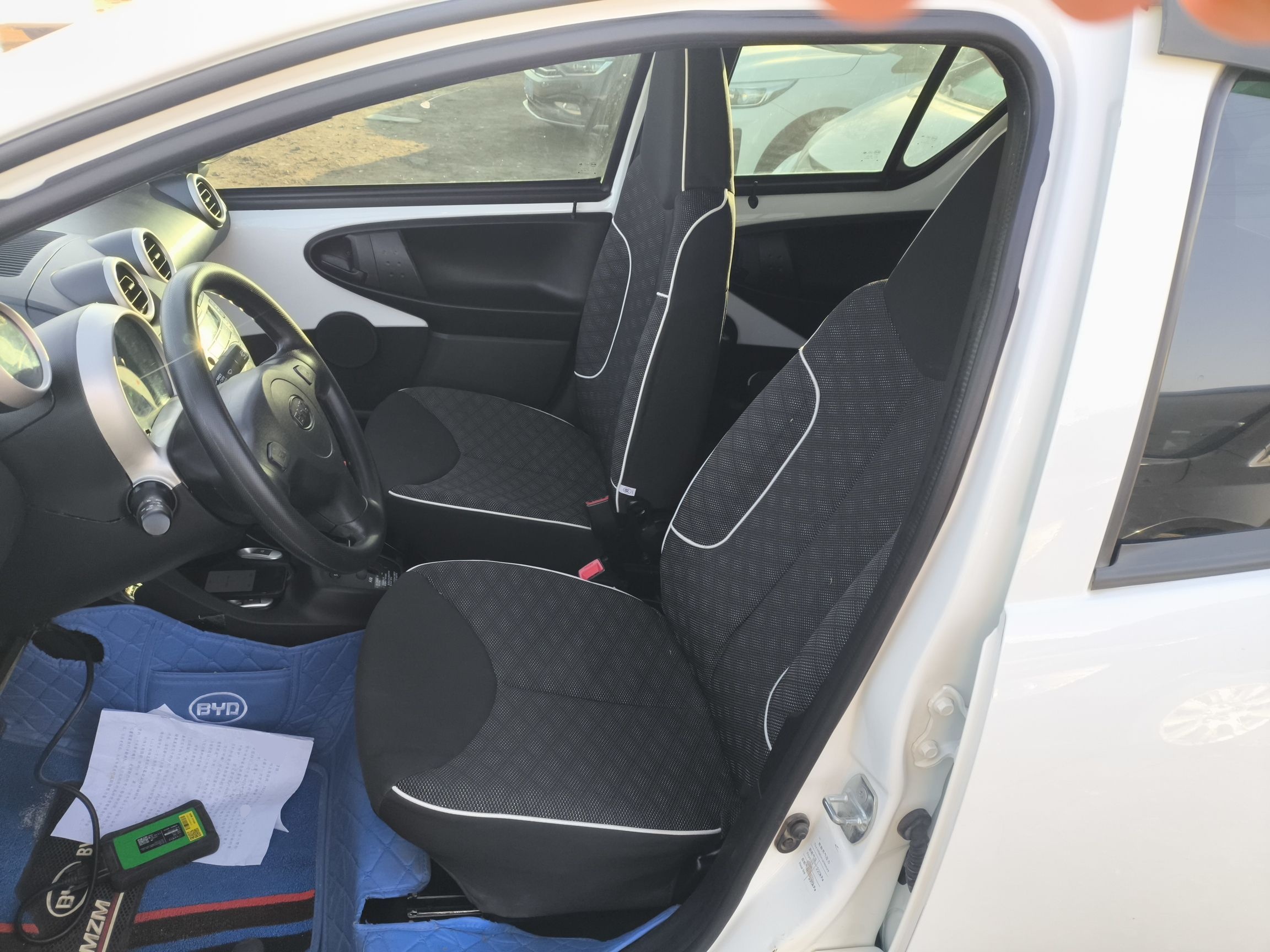 المقاعد الأمامية داخل السيارة