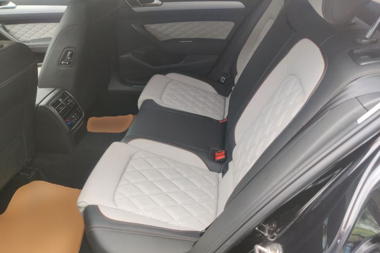 Used Volkswagen Magotan 2023 2 Million Units Commemorative Edition 330TSI DSG Luxury Version Left Rear Seat