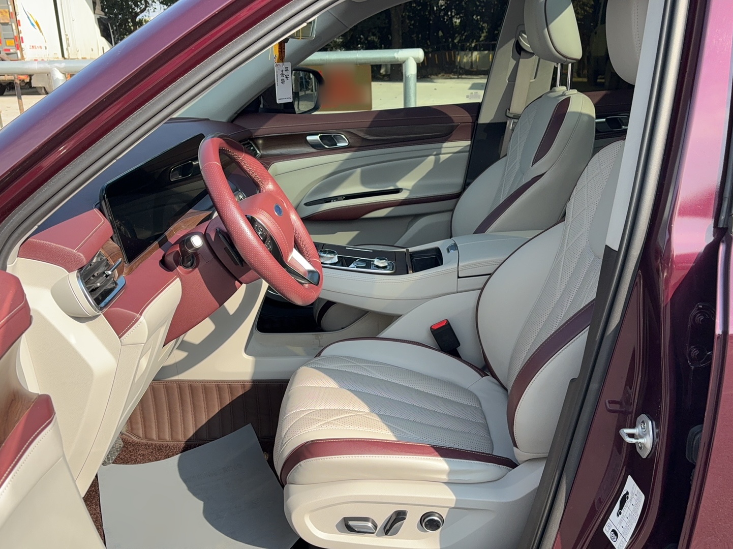 المقاعد الأمامية داخل السيارة