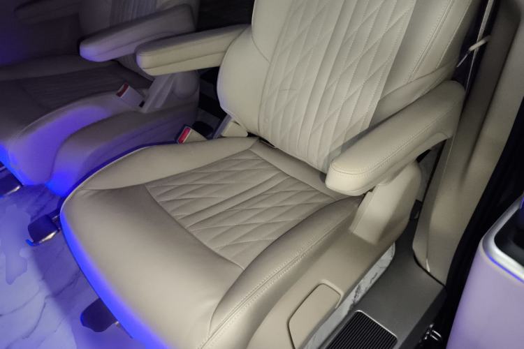 Used Buick GL8 2023 Facelifted Land Cruiser Executive Luxury Version
