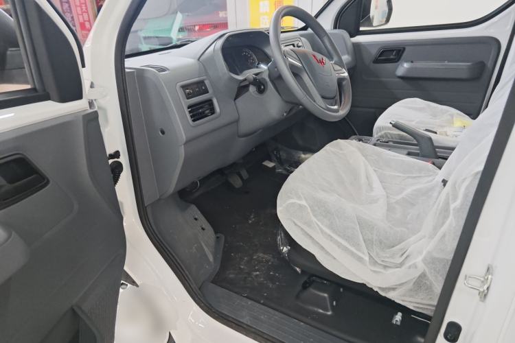 Used Wuling Yangguang 2024 300KM Comfort Version Passenger Van 75kW
