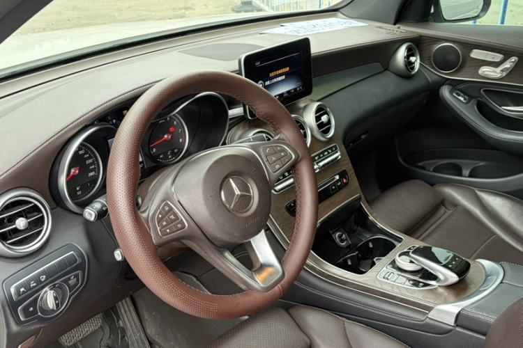 Used Mercedes-Benz GLC 2017 GLC 300 4MATIC Sport Edition Interior 4