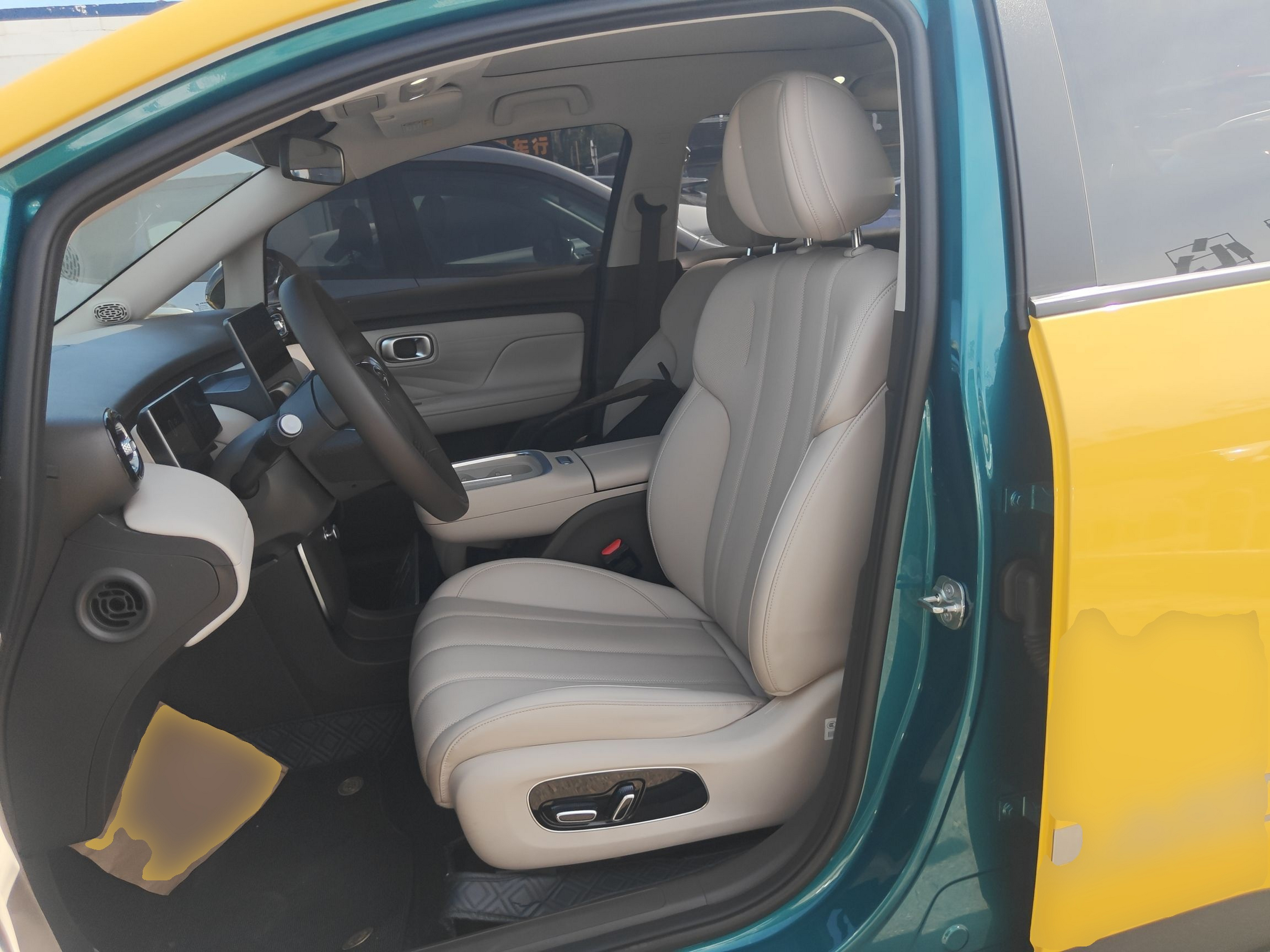 Переднее сиденье в автомобиле