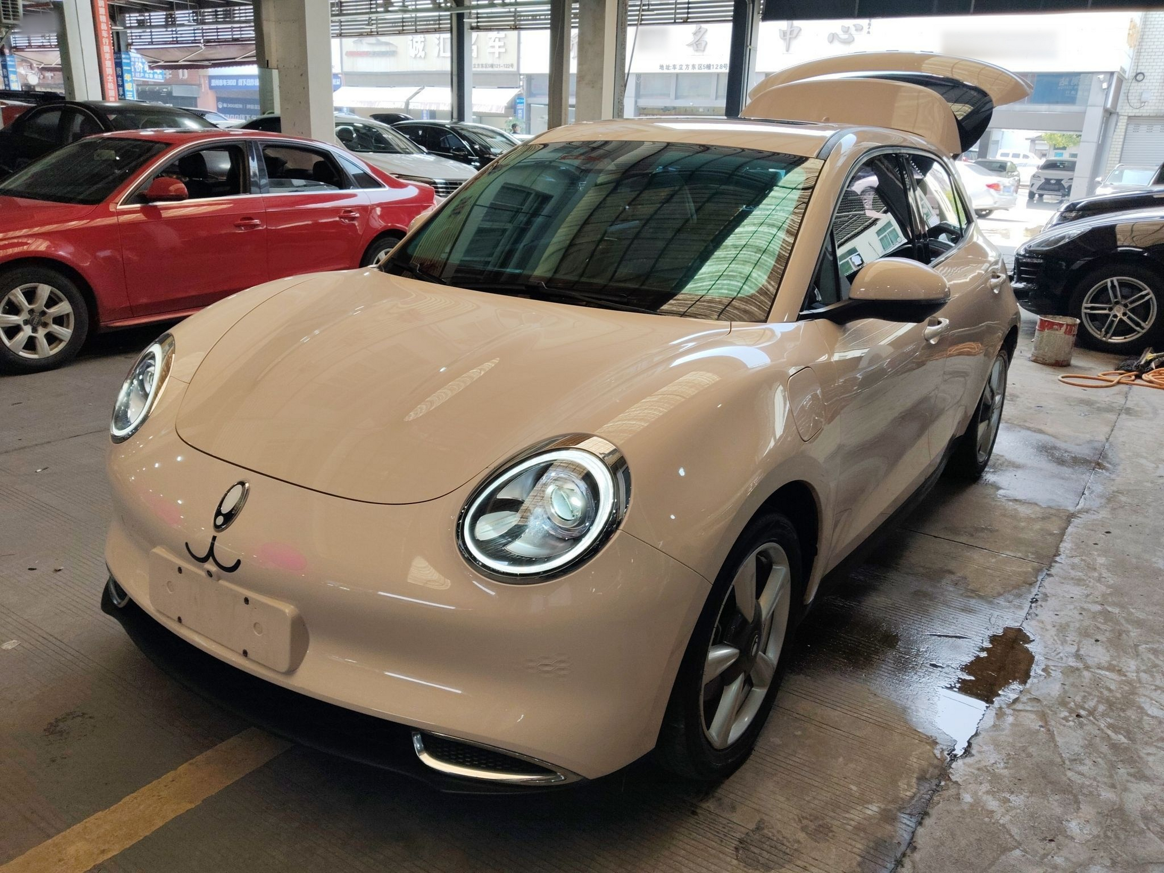 Под передней частью автомобиля