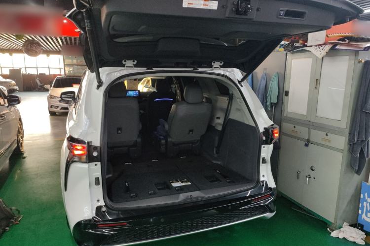 Used Toyota Granvia 2022 2.5L Hybrid Premium Edition