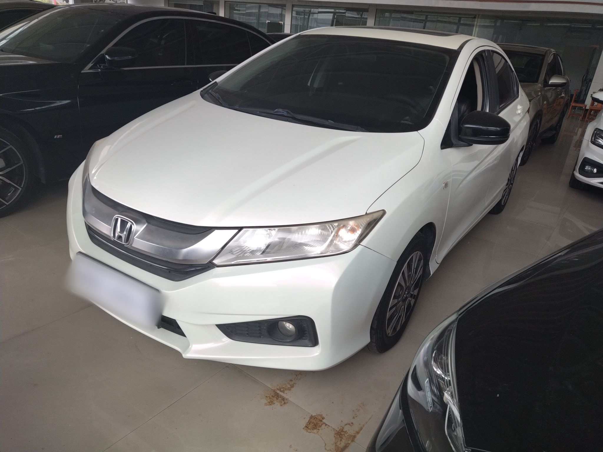 تحت مقدمة السيارة