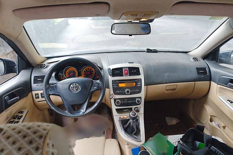 Used Brilliance H330 2013 1.5L Manual Luxury Model Center Console