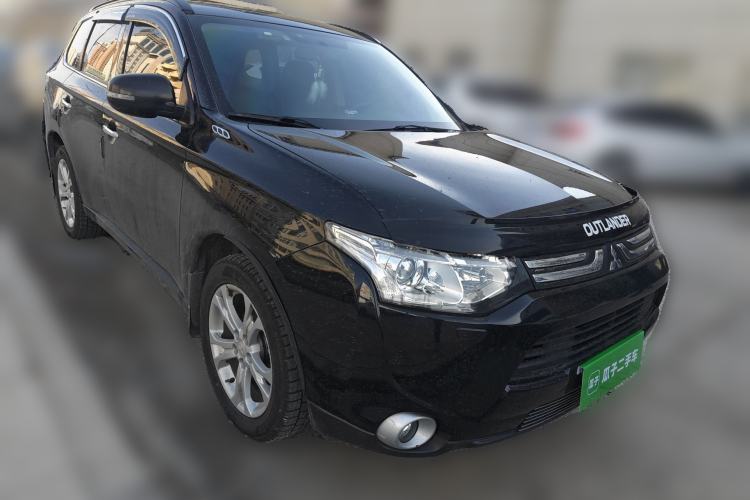 Used Mitsubishi Outlander 2013 2.4L 4x4 Luxury Navigation Edition 5 Seats Front Right 45 Deg