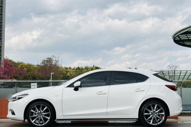 Used Mazda 3 Axela 2019 Cloud-Controlled Version Hatchback 2.0L Automatic Luxury Model China VI Standard