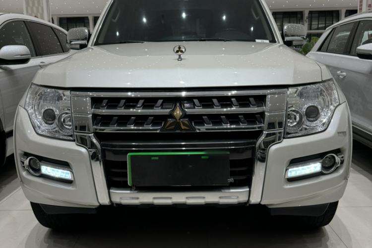 Used Mitsubishi Pajero  Exterior 2