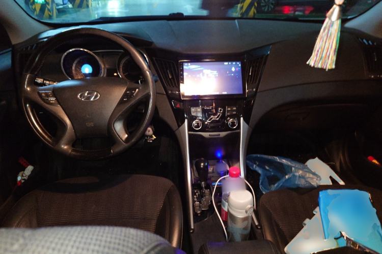 Used Hyundai Sonata 2011 2.0L Automatic Leading Edition Center Console