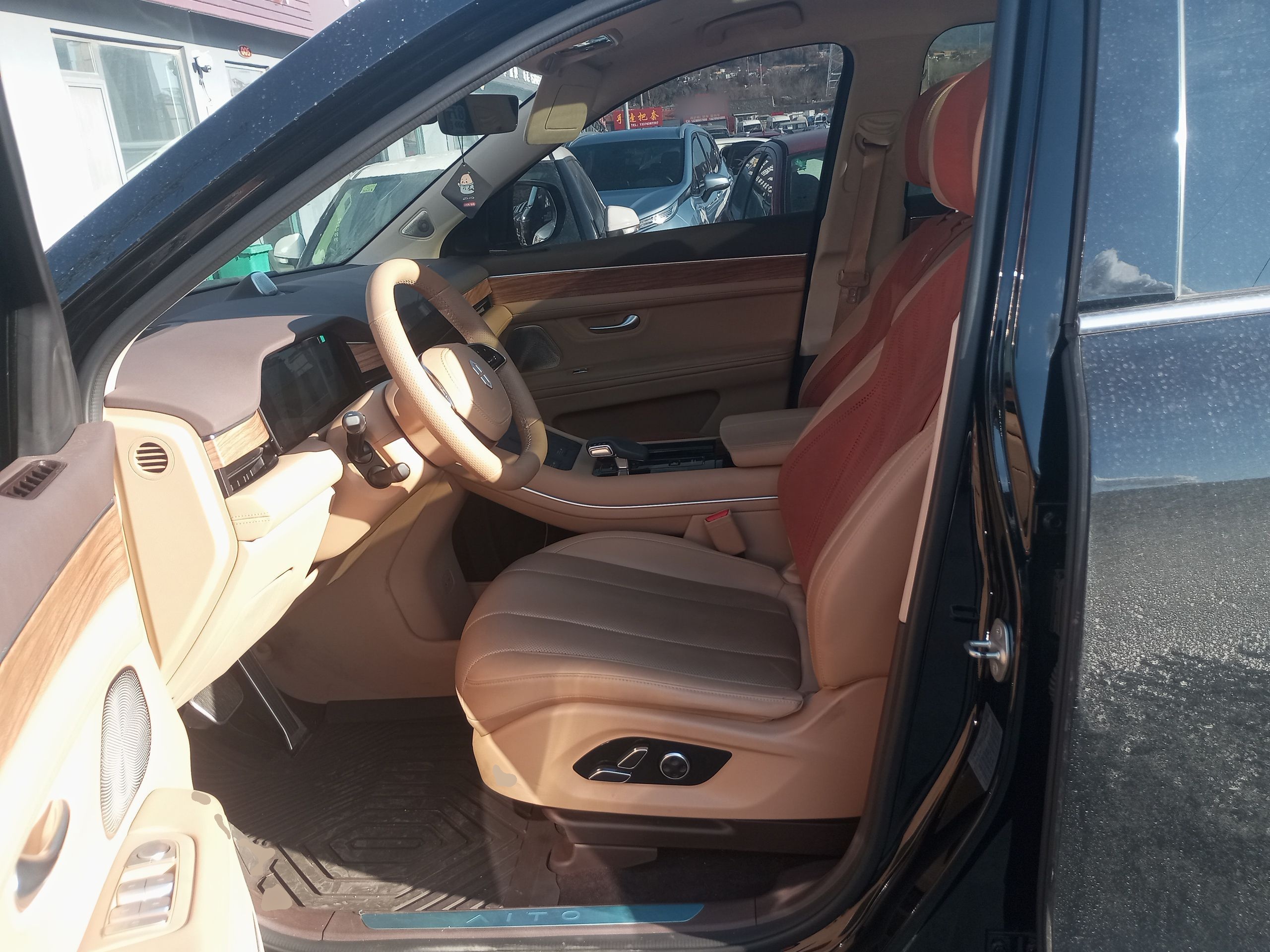 المقاعد الأمامية داخل السيارة