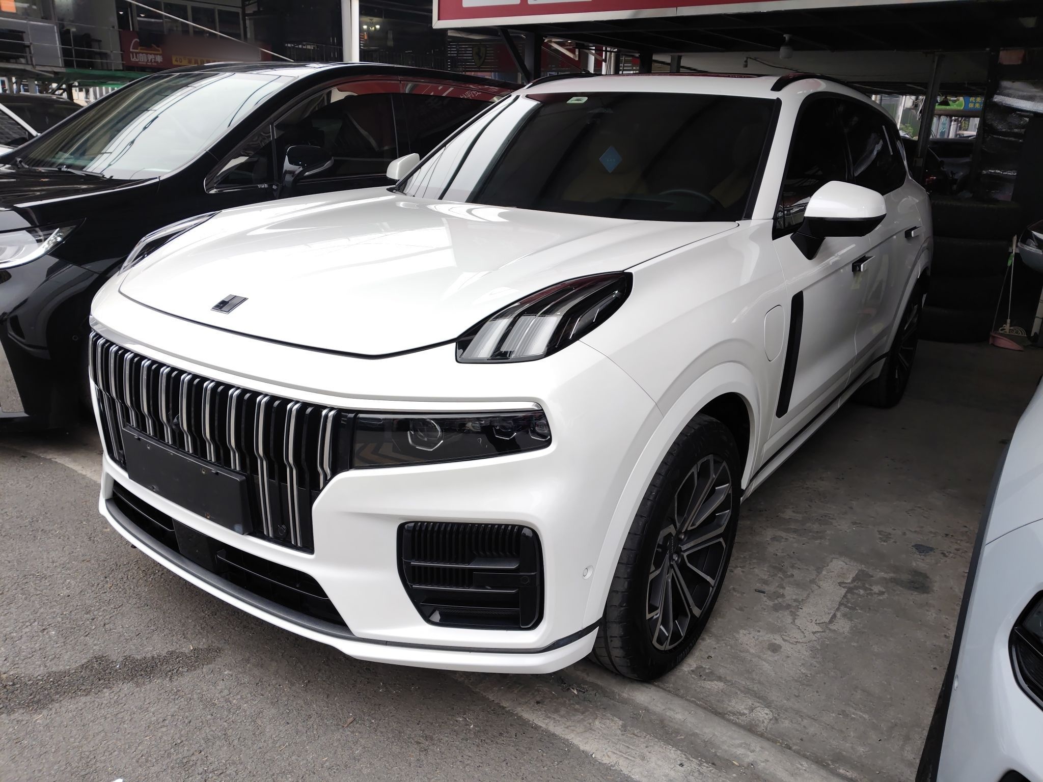 Под передней частью автомобиля