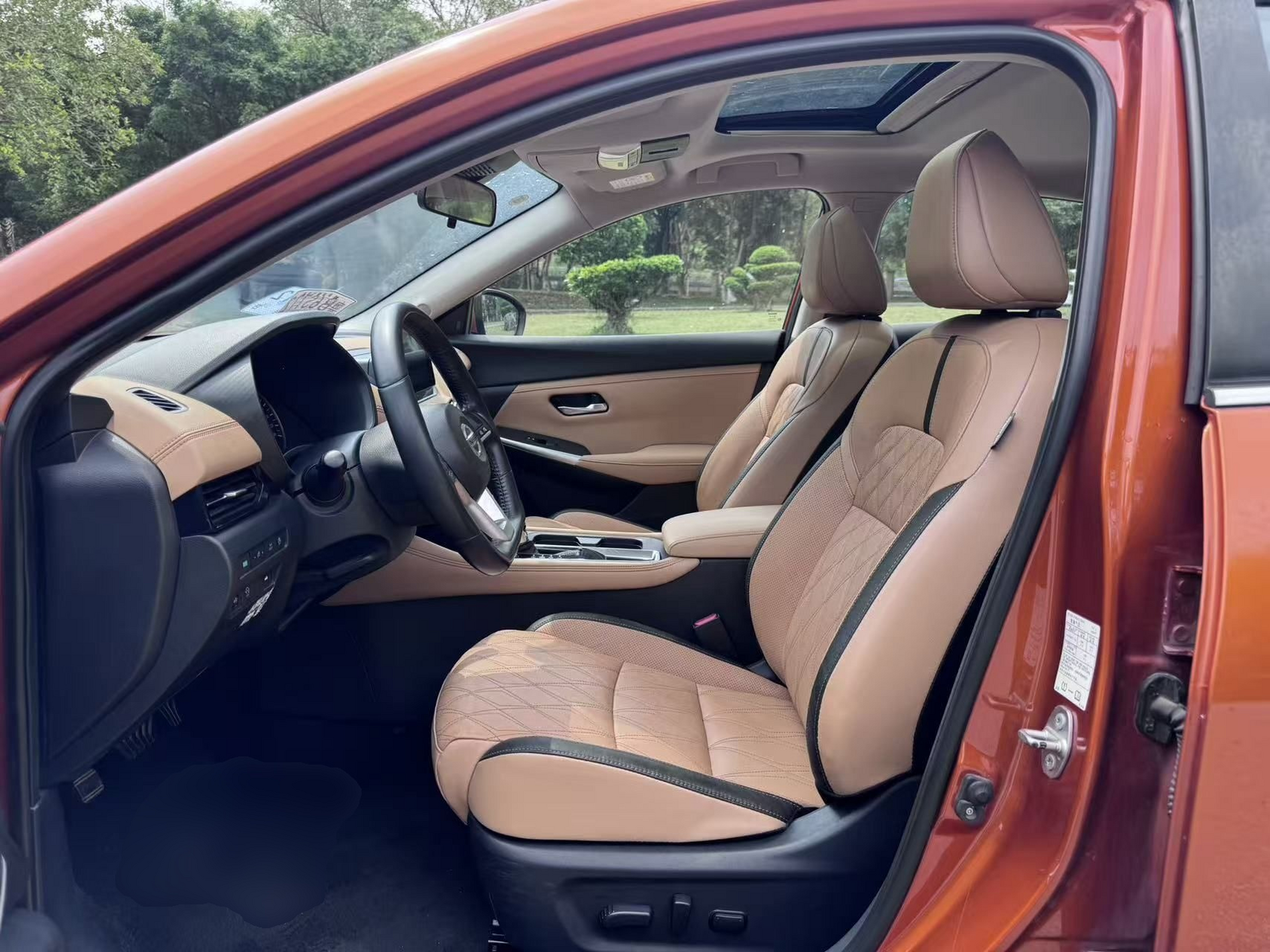 المقاعد الأمامية داخل السيارة