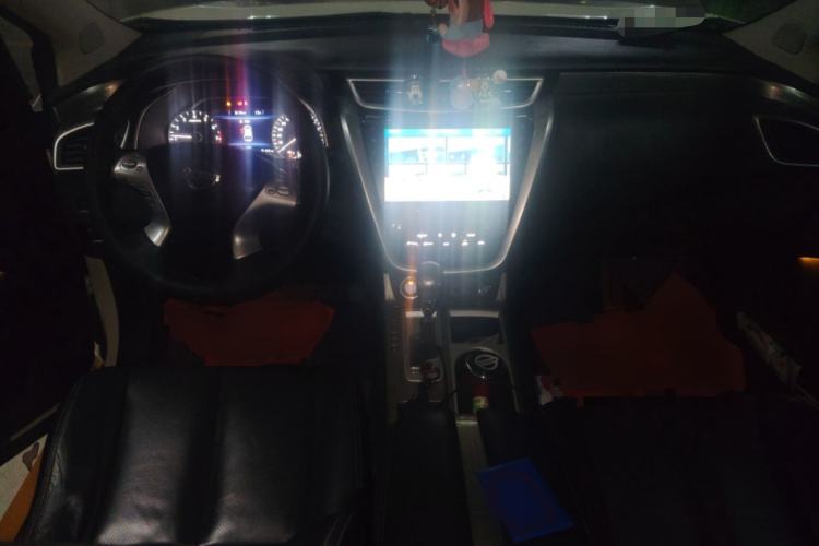 Used Nissan Murano 2019 2.5L XL Two-Wheel Drive Smart Connect Luxury Edition China VI Standard Center Console