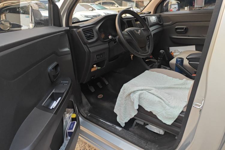 Used Wuling Hongguang V 2019 1.5L Jingqu Edition Sealed-Window Vehicle China VI LAR Driver Seat