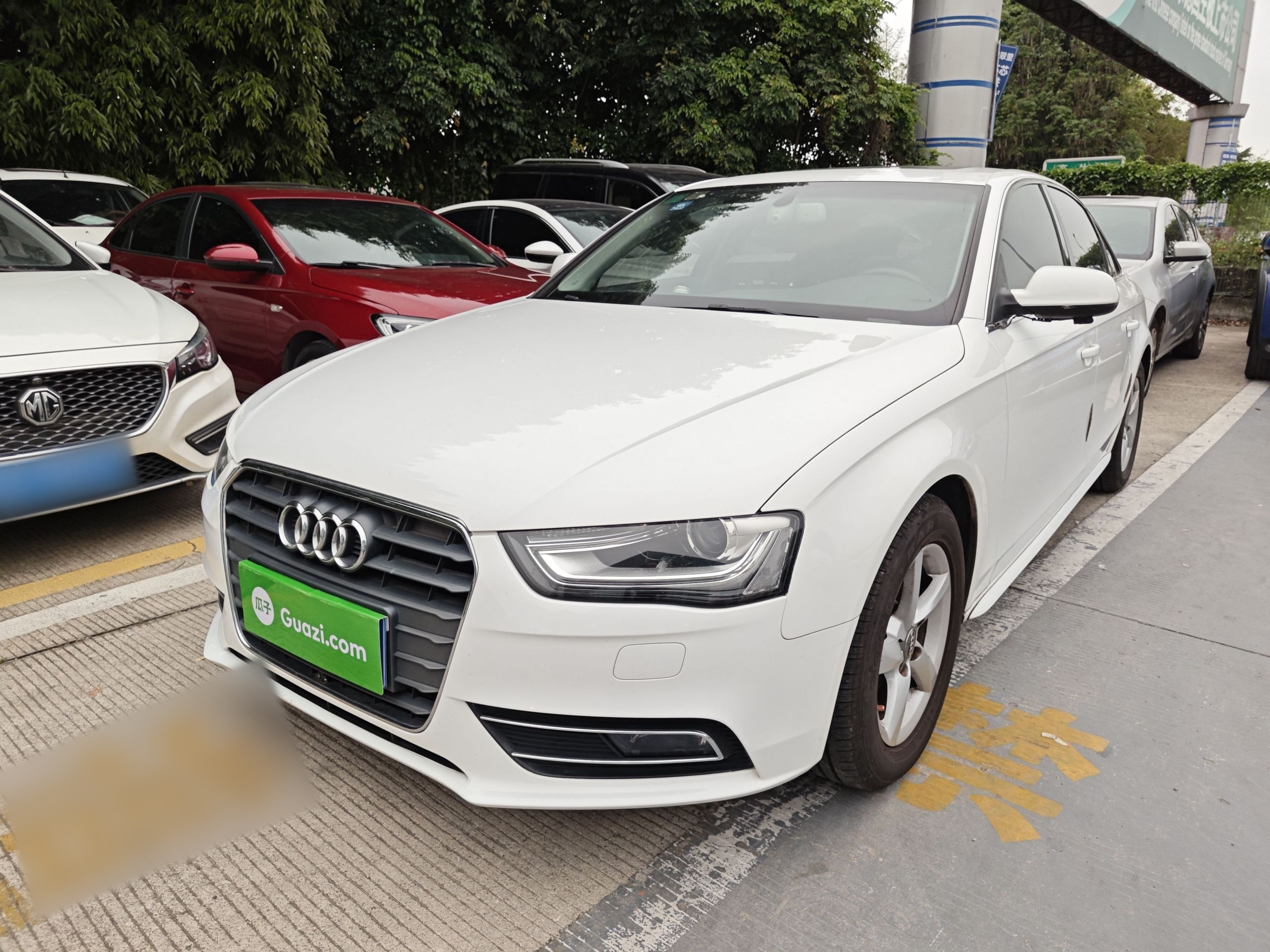 Под передней частью автомобиля