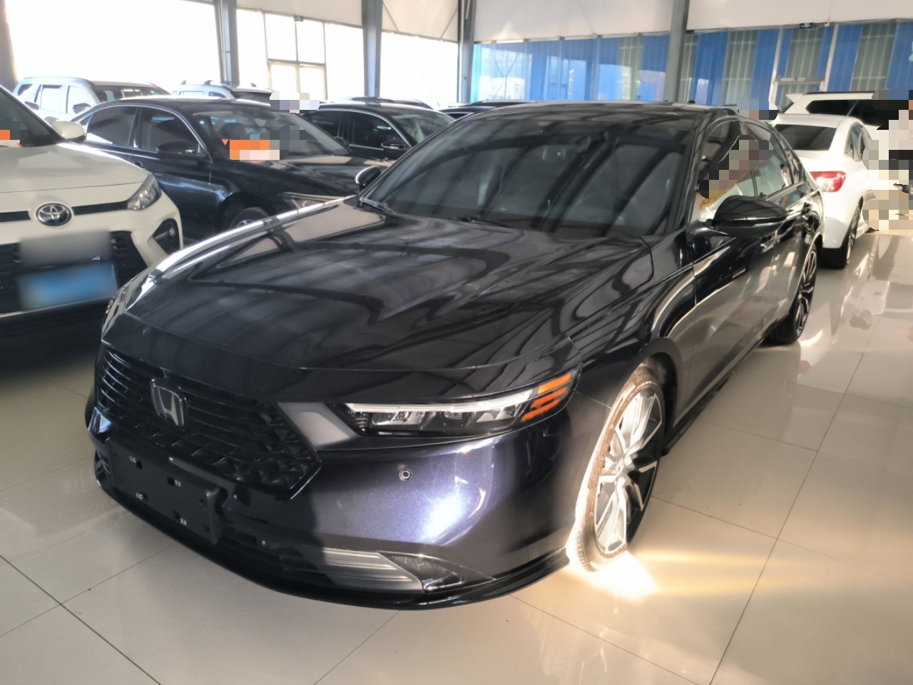 تحت مقدمة السيارة