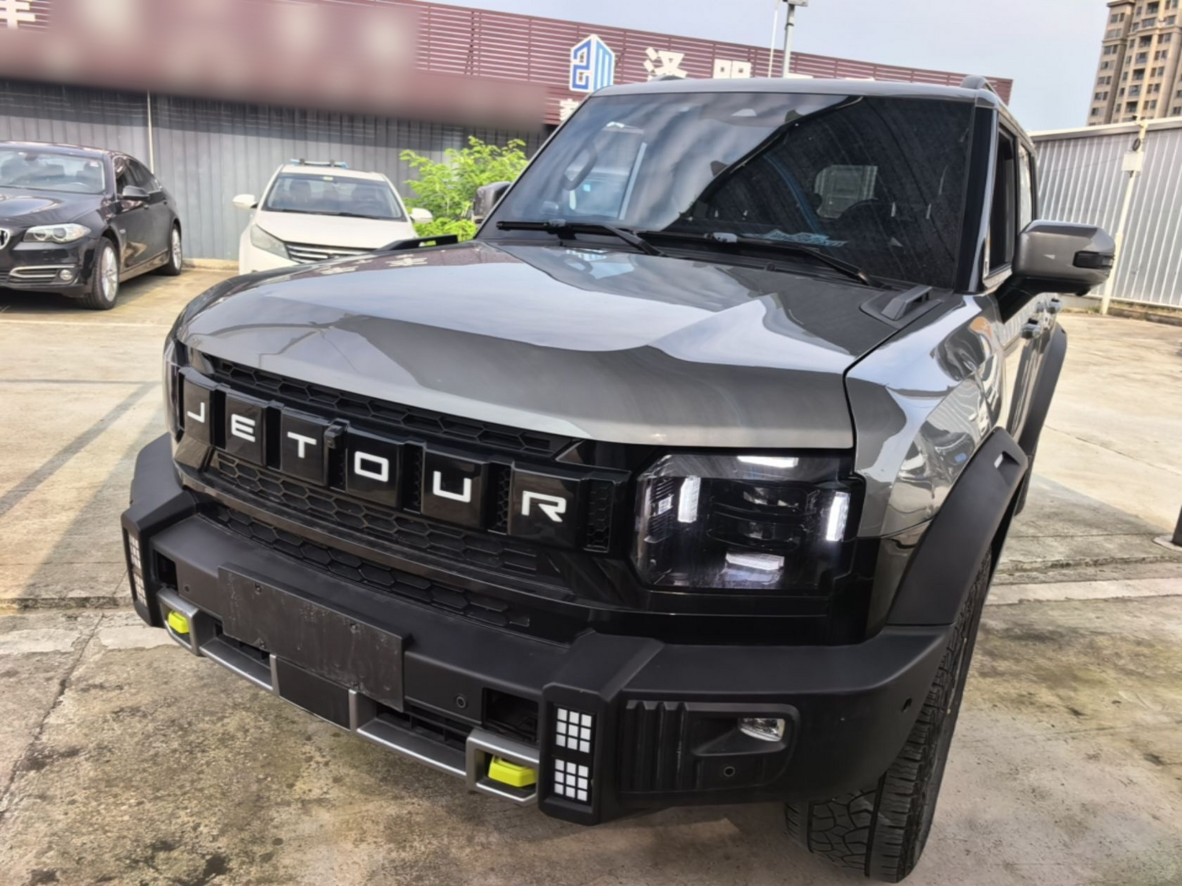 Под передней частью автомобиля