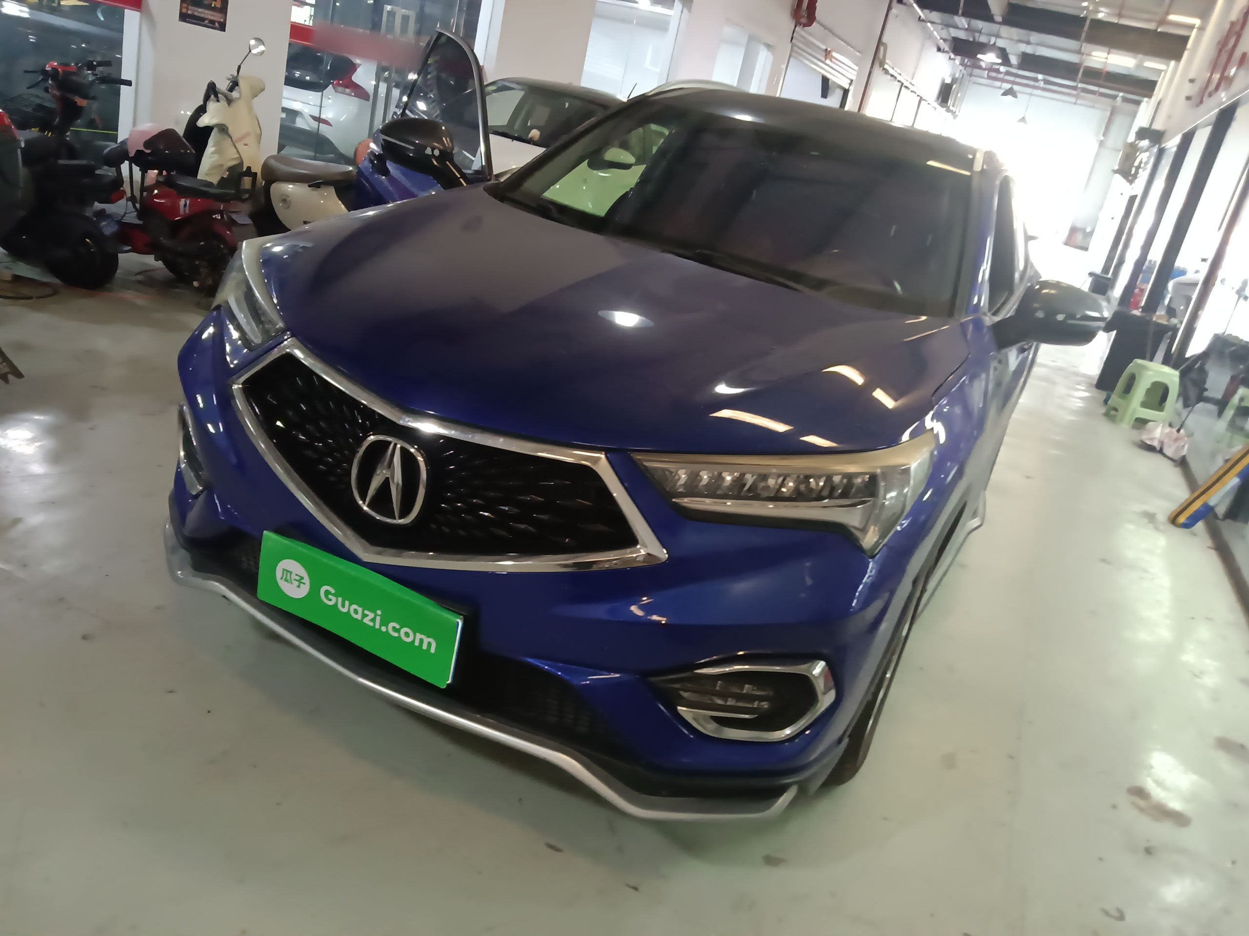 Под передней частью автомобиля