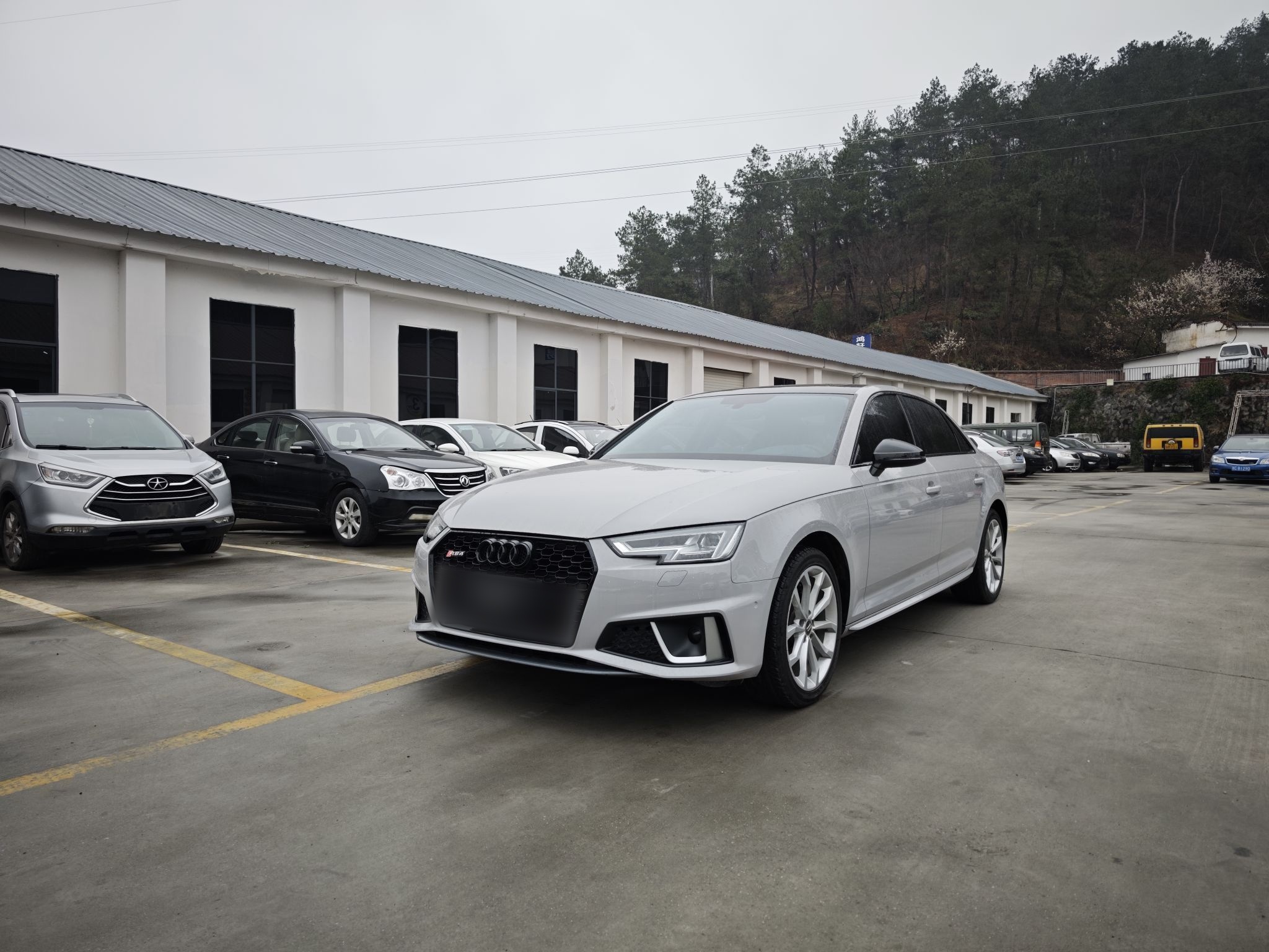 تحت مقدمة السيارة