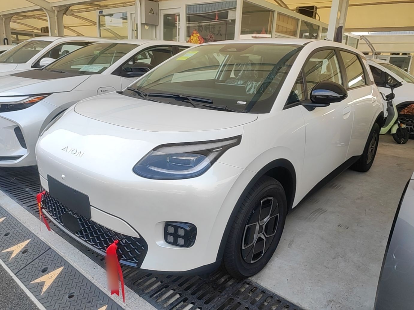 Под передней частью автомобиля