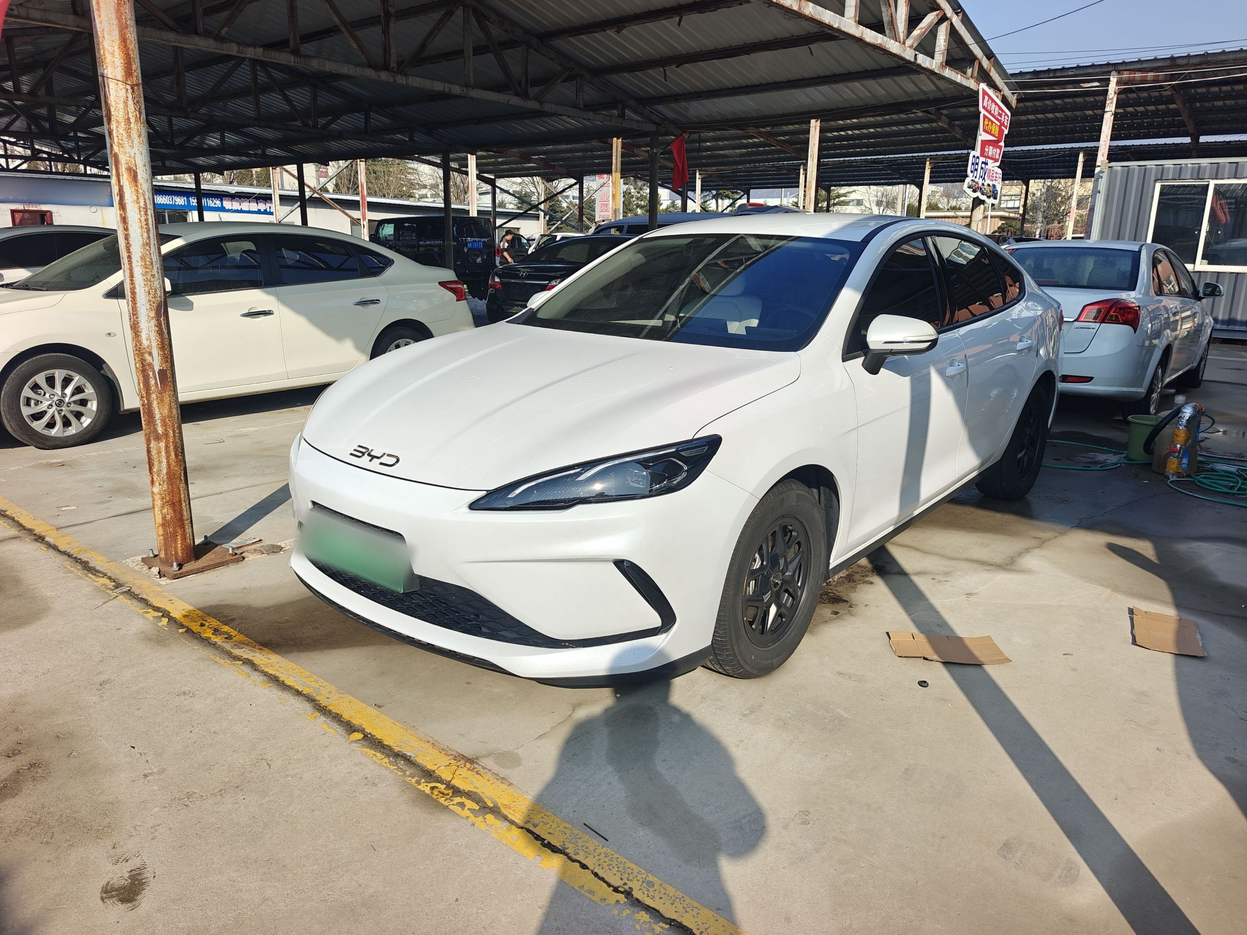 تحت مقدمة السيارة