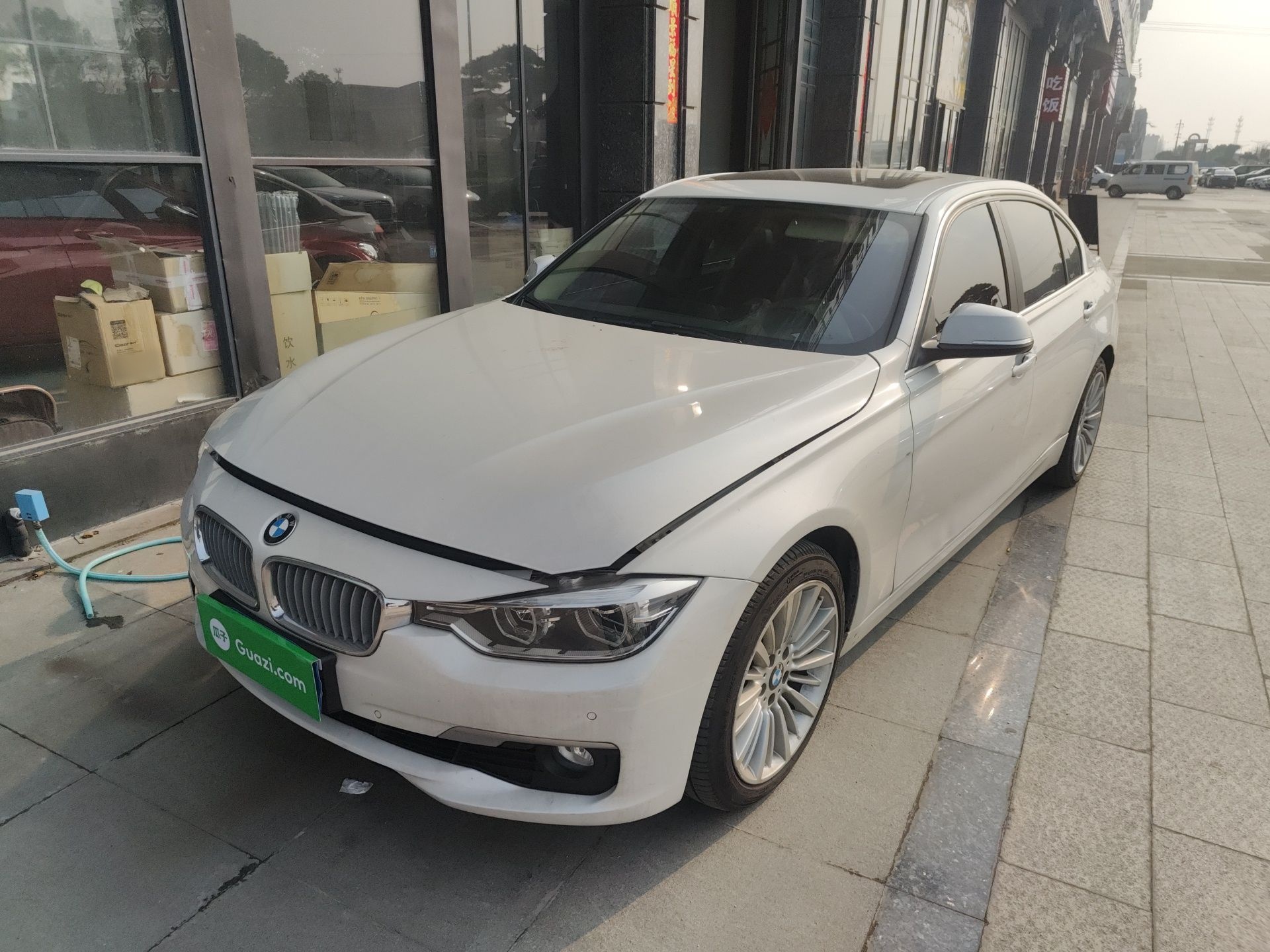 تحت مقدمة السيارة